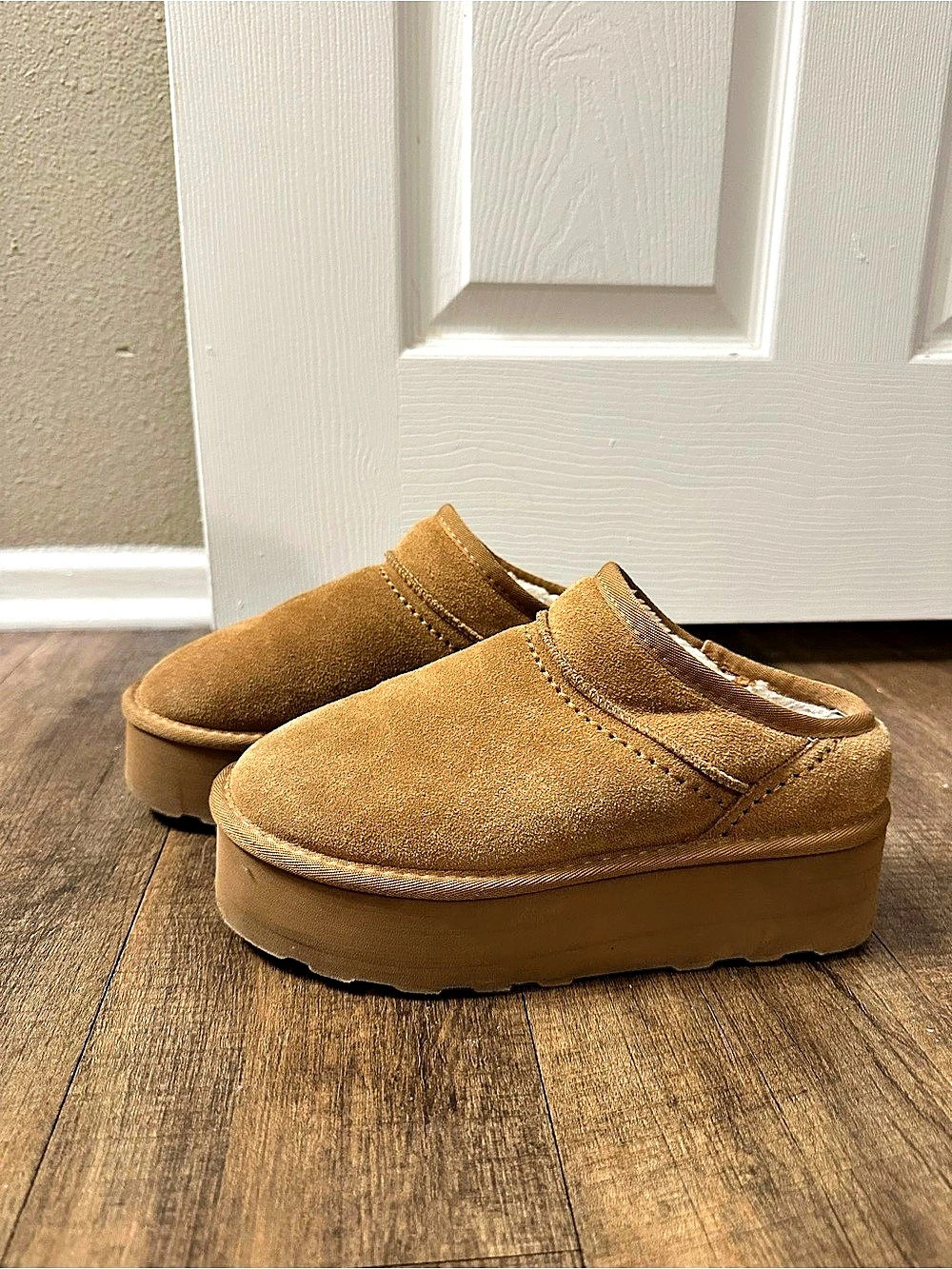 Cushionaire Memory Foam Suede Clogs in Brown US 8 W